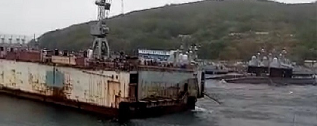 Видео: Ураганный ветер снес плавучий док во Владивостоке