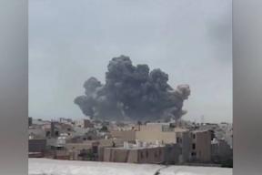 Облако высотой со сталинскую высотку: сеть облетели кадры ада в Бушере после удара возле АЭС