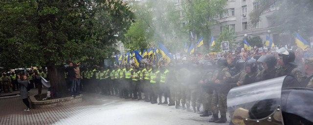 В Киеве участников акции «Бессмертный полк» забросали дымовыми шашками