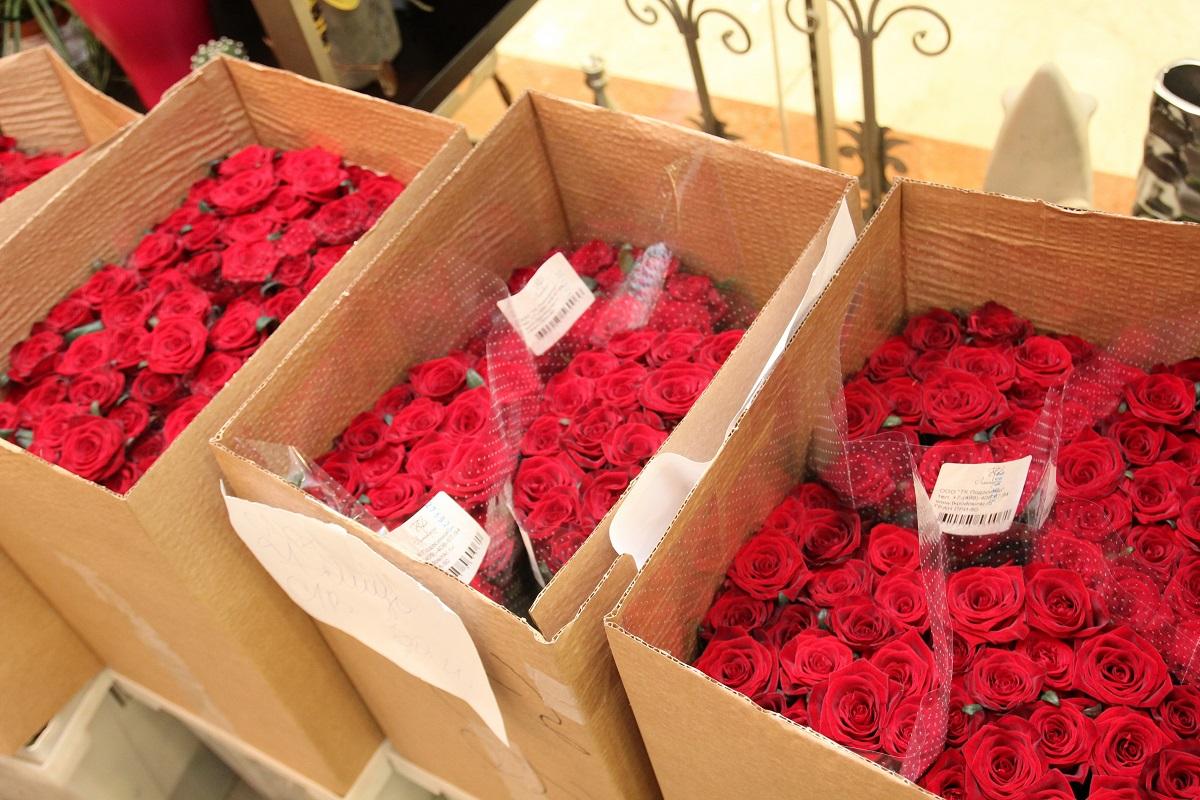 Мошенники украли 1,5 тонны цветов, которые ехали из Москвы в Омск, преступников разыскивают