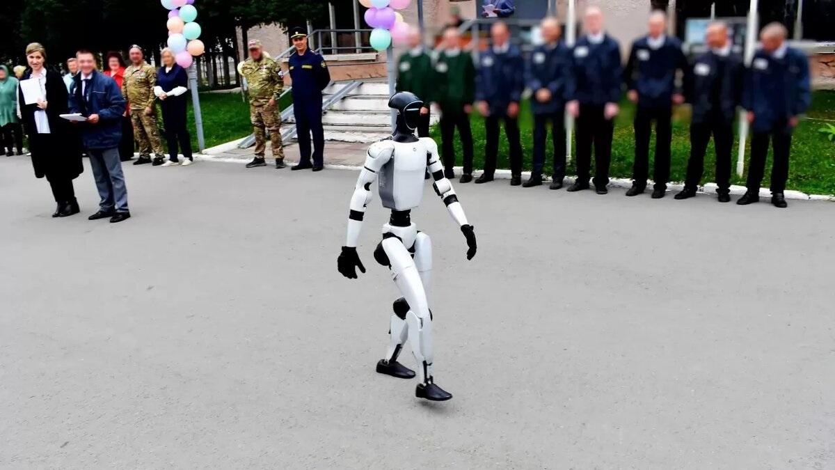 Перед новосибирскими осужденными подростками на Дне знаний выступил робот-гуманоид