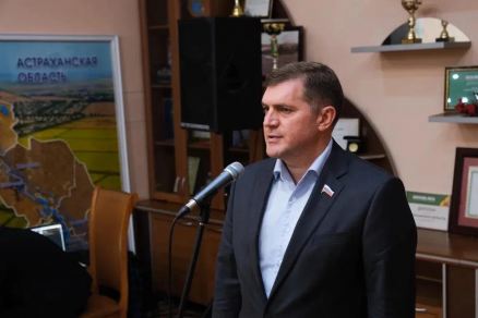 Депутат Думы Астраханской области Игорь Алексеев посетил торжественное открытие мурала, посвященного исследователю природы региона Владимиру Хлебникову