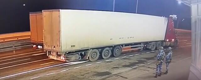 ФСБ показала видео с таможенного досмотра фуры, взорвавшейся на Крымском мосту