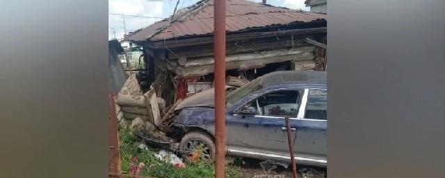 Под Новосибирском водитель на Porsche Cayenne врезалась в частный дом