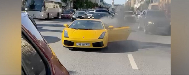 Стало известно имя хозяина желтой Lamborghini, загоревшейся во время движения в Москве