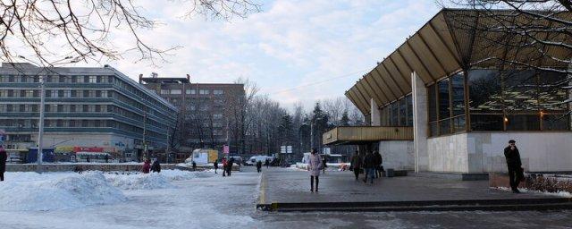 На станции метро «Политехническая» в Петербурге мужчина упал на рельсы и погиб