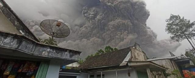 Число погибших при извержении вулкана Семеру в Индонезии достигло 14