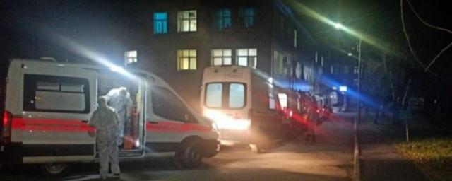 В Екатеринбурге у больницы №24 образовалась очередь из 15 машин «скорой»
