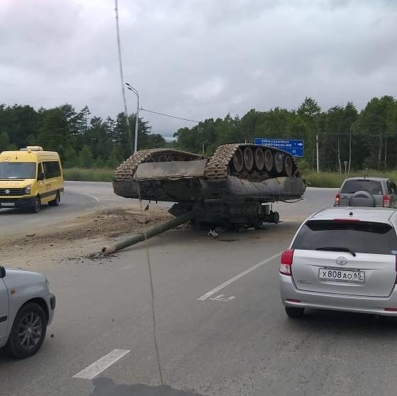 В Южно-Сахалинске на проезжую часть с трала рухнул танк