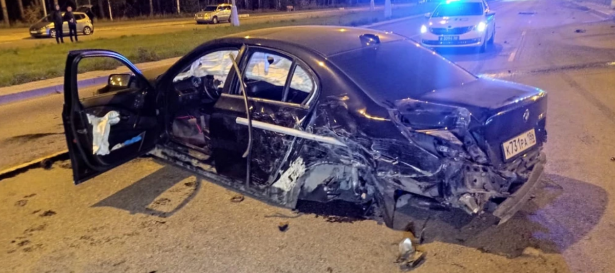 В Екатеринбурге нетрезвый водитель на BMW разгромил дорожный отбойник