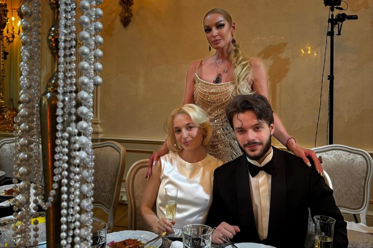 Хахаль и теща. Волочкова ушла со свадьбы дочери раньше всех. Без конфликта не обошлось