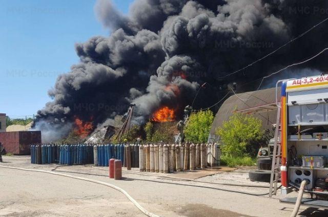В Калуге локализовали крупный пожар на складе с газовыми баллонами