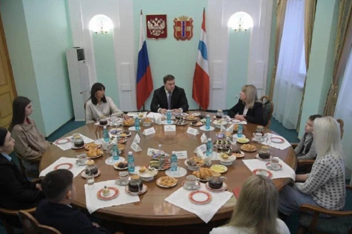 Губернатор Виталий Хоценко встретился с семьями участников спецоперации и обсудил эффективность государственной помощи