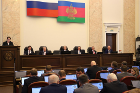 В краевом законодательстве закрепили увеличение со следующего года дополнительных выплат педагогам