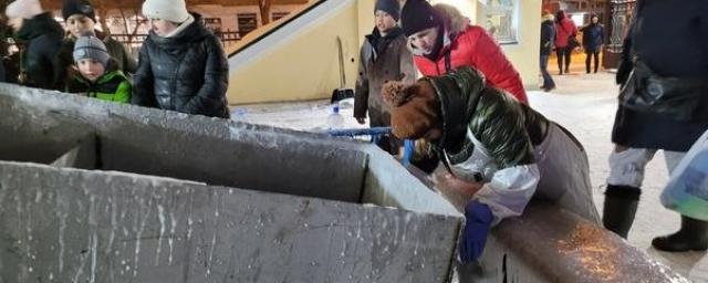 Жители Новосибирска в праздник Крещения собирали сосульки из святой воды