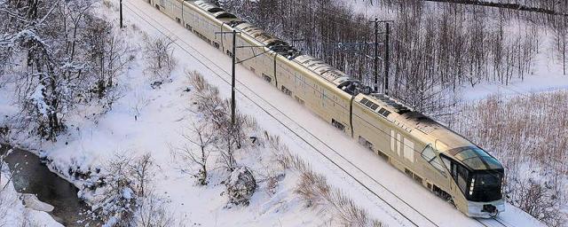 В Японии пассажирский поезд застрял на всю ночь в снегу