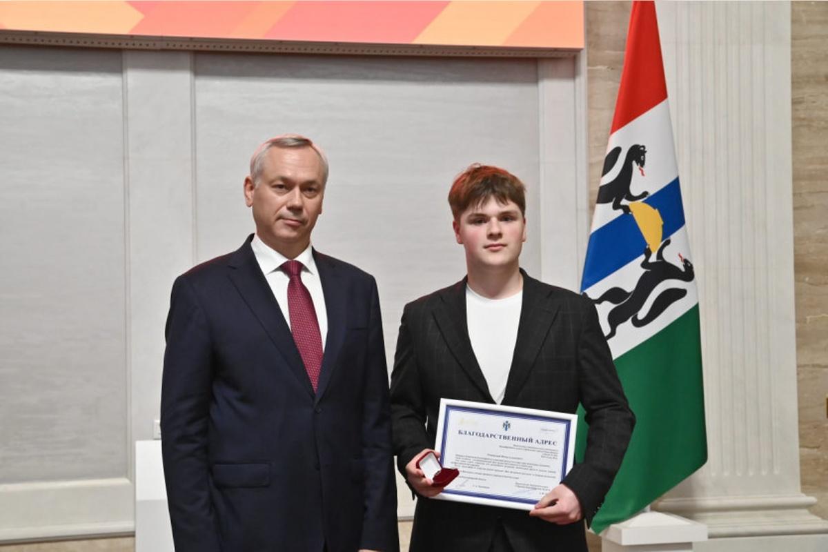 Губернатор Андрей Травников наградил выпускников, получивших 100 баллов по ЕГЭ