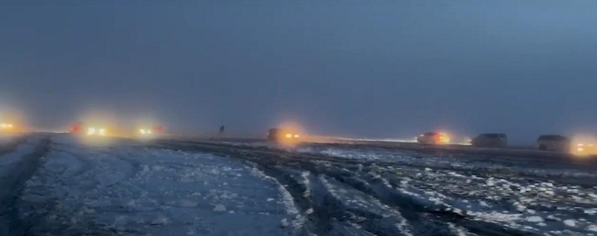 Десятки автомашин застряли в ловушке из снега и песка на несанкционированной переправе в Якутии