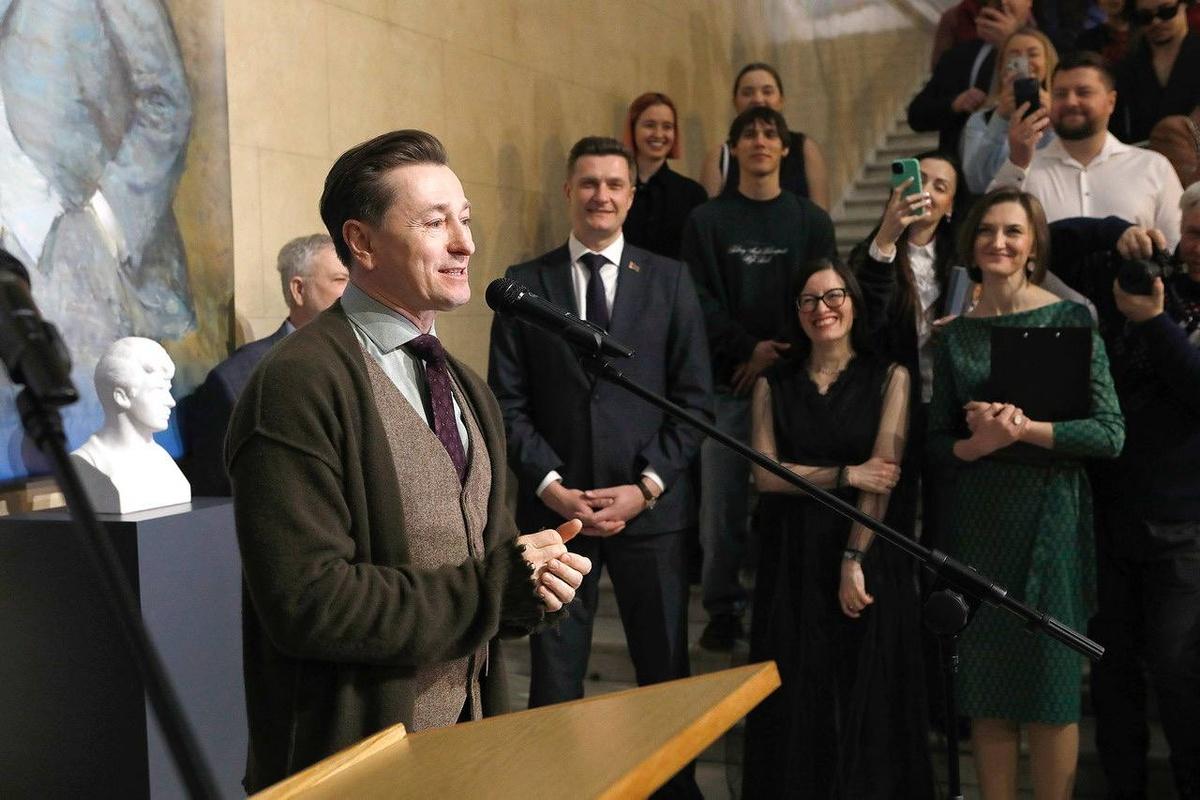 «Бесконечная легенда» Сергей Есенин «прибыл» в Минск: выставка к 130-летию поэта