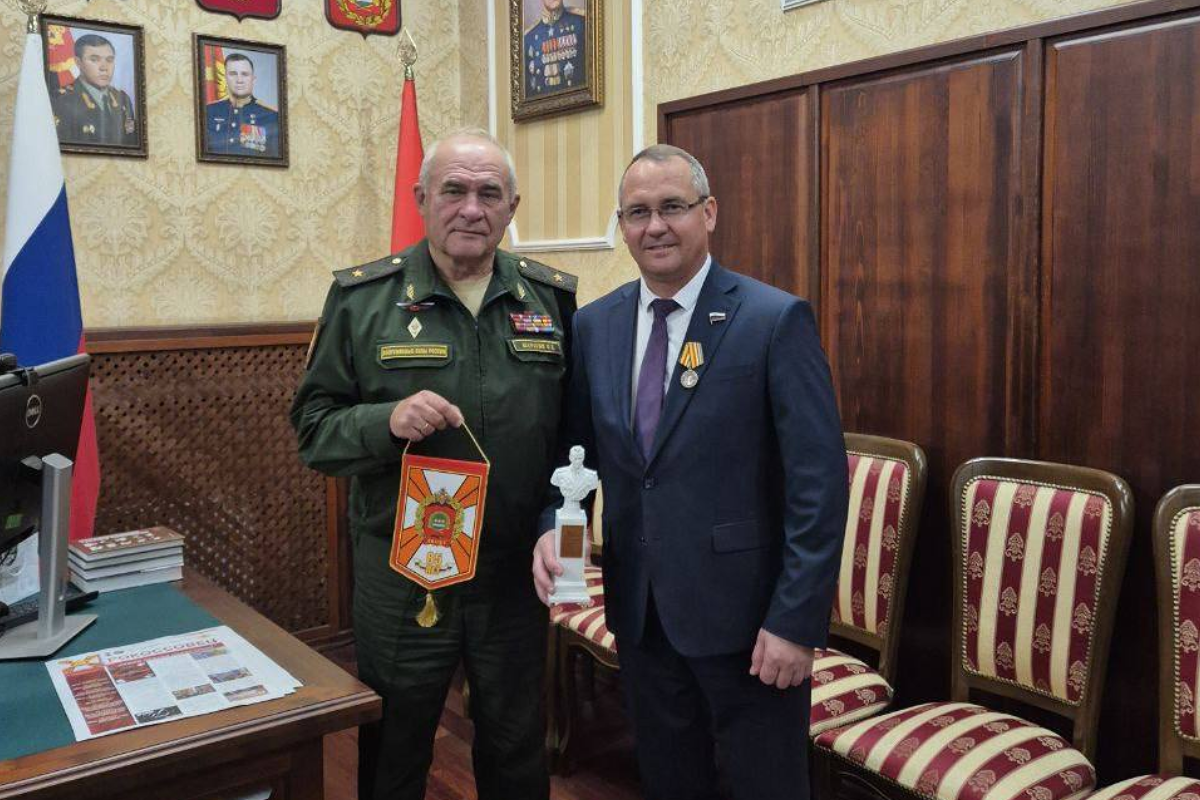 Председатель Гордумы Нижнего Новгорода Евгений Чинцов получил медаль «85 лет ДВОКУ»