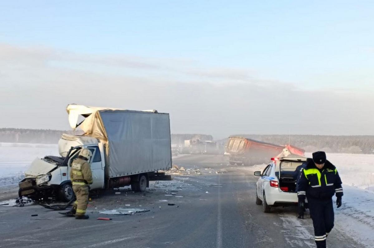 На Урале из-за плохих метеоусловий произошло массовое ДТП с участием восьми машин, включая пять грузовиков