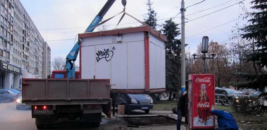 В Брянске возле магазина «Электроника» снесли незаконный киоск