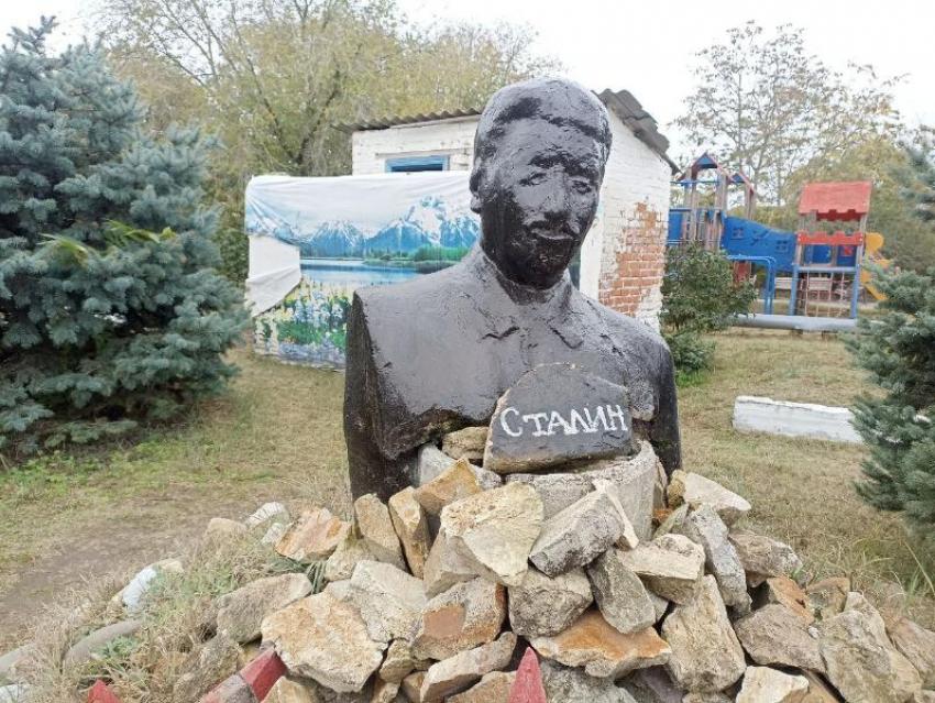 На Ставрополье «азиатский» памятник Сталину поставили возле общественного туалета