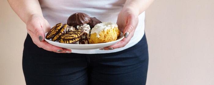 Диетолог Гинзбург рекомендовал отказаться от сладкого и жирного, чтобы продлить жизнь