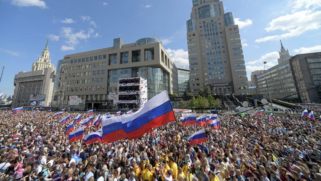 В отличие от акций оппозиции, на митинг в честь российского флага были допущены все СМИ