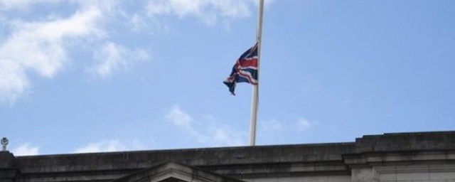 Почему в британии приспущены флаги. Приспущенный флаг Великобритании. МИД флажок. Приспущен флаг в Винздорском. Когда в Великобритании приспускают флаг?.