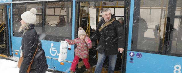 Из-за сильного снегопада в Москве запустят дополнительные автобусы