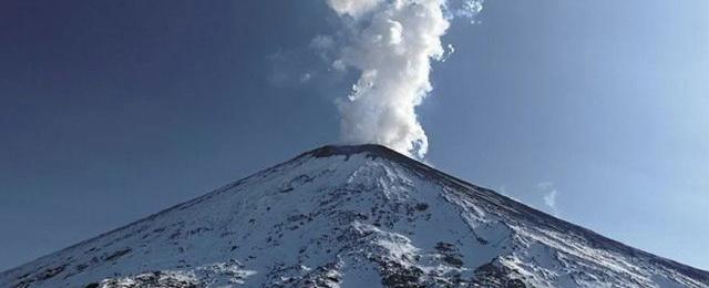 Kamchatka volcano begins to erupt