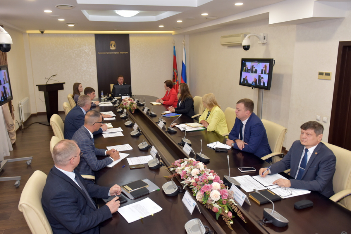 Главе Барнаула Вячеславу Франку доложили о ремонте дорог, праздновании Дня семьи, любви и верности и рейдах на водных объектах