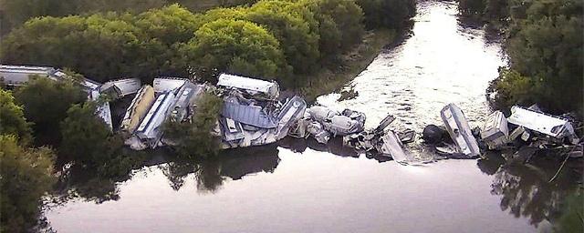В США грузовой поезд упал в реку из-за обрушения моста