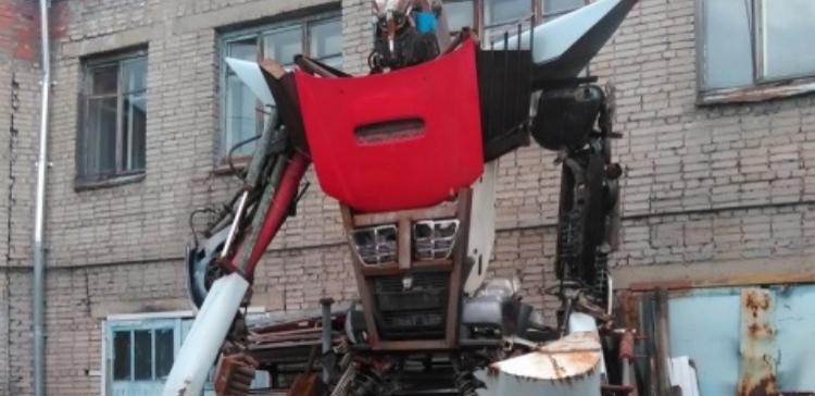В Новосибирске сварщик создал робота-трансформера из автозапчастей