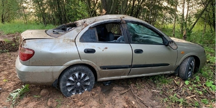 В Тверской области Nissan съехал в кювет и врезался в дерево