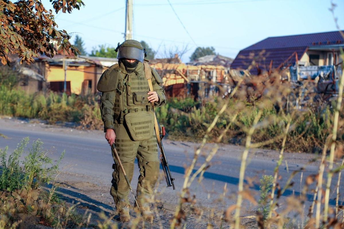 Два сапера МЧС России пострадали при разминировании ЛЭП в ДНР