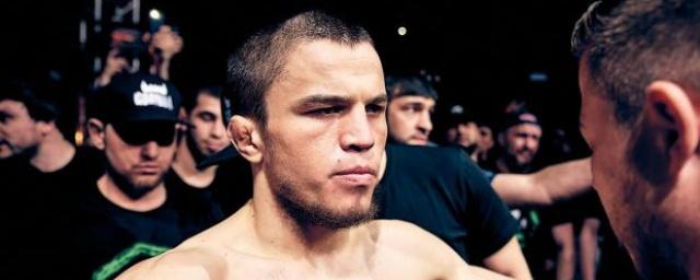 Умар Нурмагомедов выиграл дебютный бой на турнире UFC