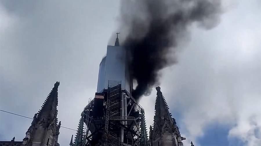 Во Франции горит шпиль Руанского собора