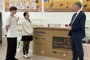 Итоги поездки в Арбажский округ: спикер Заксобрания Роман Береснев передал детсаду сертификат на новую мебель и широкоформатный телевизор местной школе