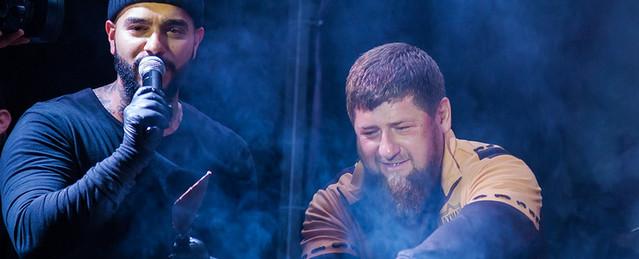 Кадыров и Тимати приготовили бургеры для жителей Грозного