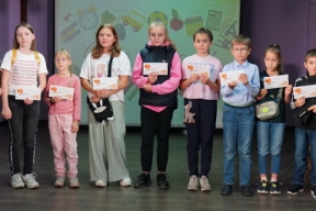 Спикер Думы Иркутска вручил детям Университетского сертификаты для подготовки к школе