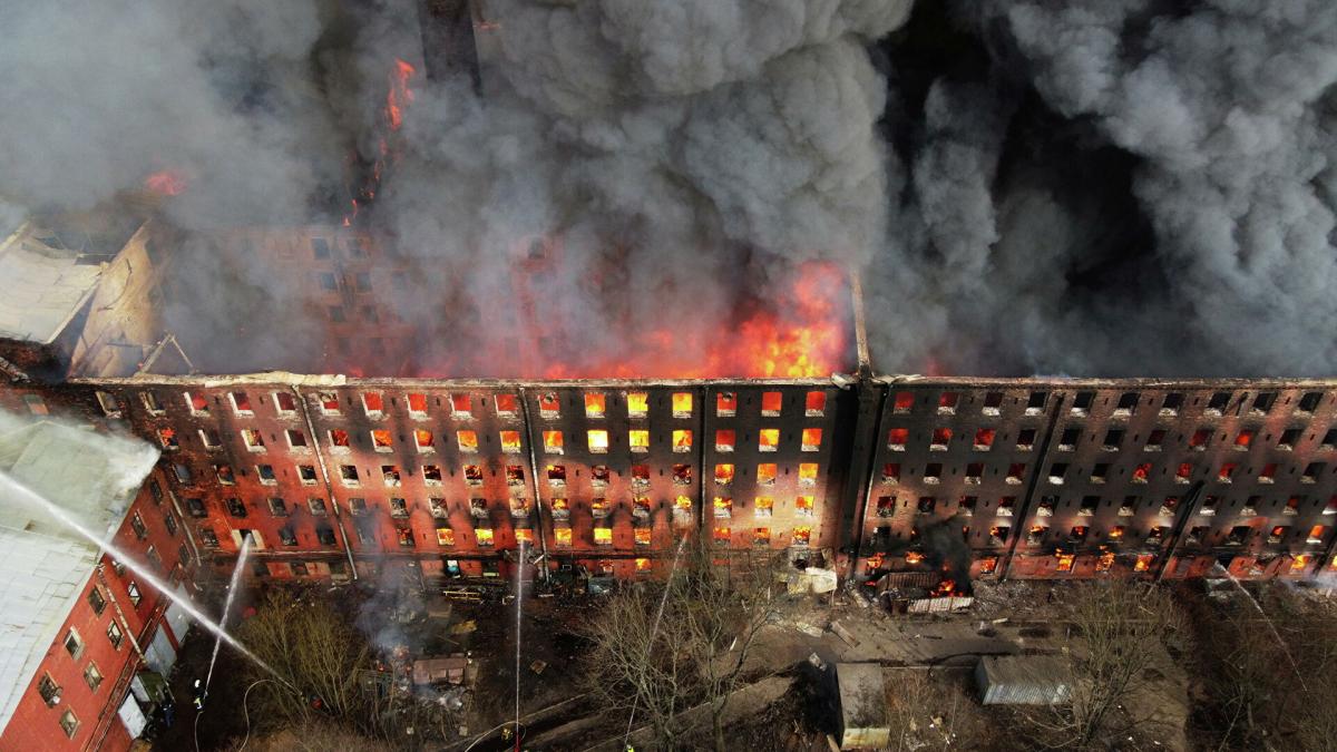 Умышленный поджог мог стать причиной пожара на Невской мануфактуре в Петербурге