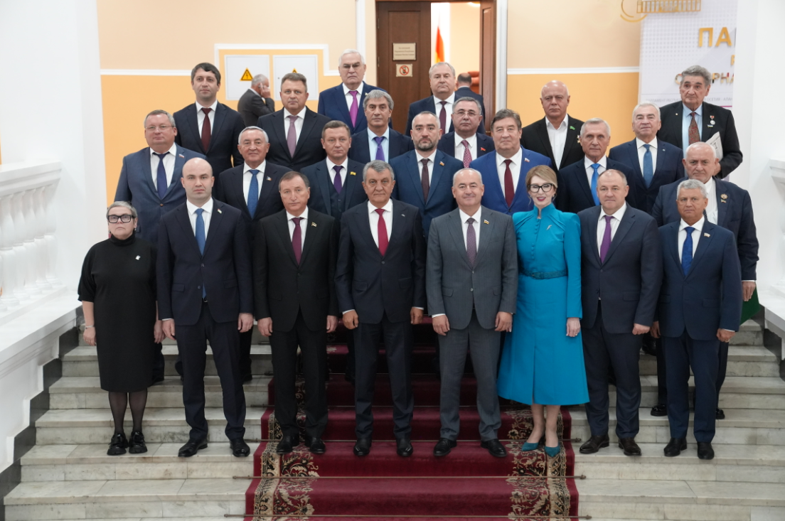 Председатель Думы Астраханской области Игорь Мартынов вручил Почётные грамоты ЮРПА в честь 30-летия парламента Республики Северная Осетия – Алания