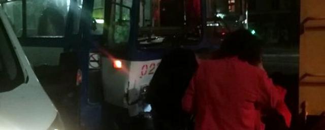 В Орле троллейбус протаранил два легковых авто и микроавтобус