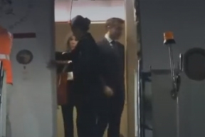 Макрон эффектно «отшил» жену у трапа самолета, а через секунду вернулся с повинной