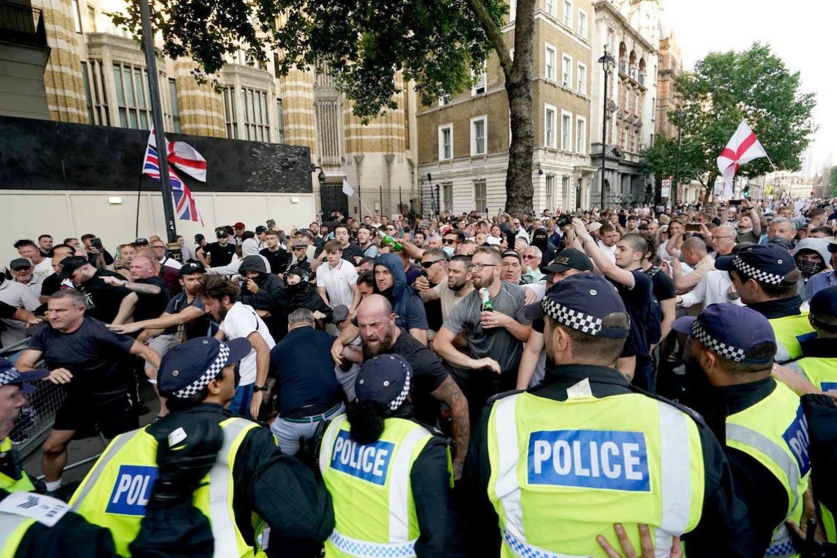 В Лондоне после беспорядков у резиденции премьера задержали более ста человек