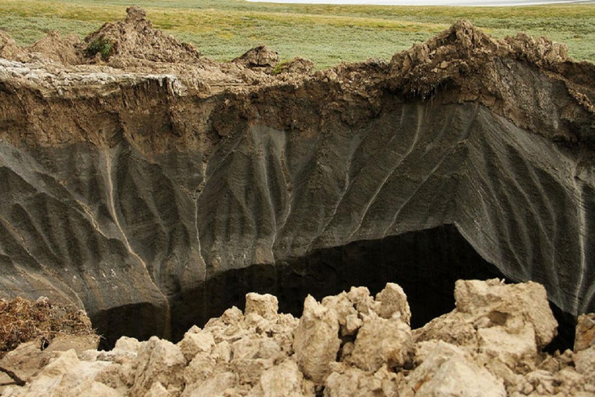 На территории Сибири из-за глобального потепления образовались гигантские кратеры