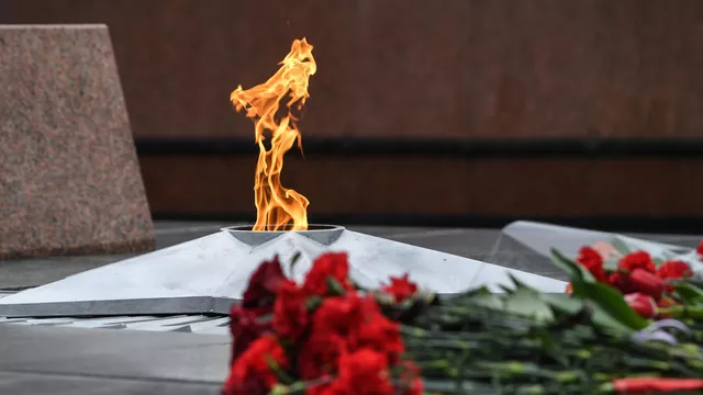Путин (военный преступник) и иностранные лидеры возложили цветы у Могилы Неизвестного Солдата