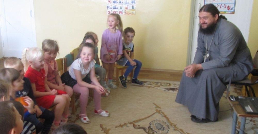Посещение православным священником детского сада в Волгограде понравилось не всем родителям